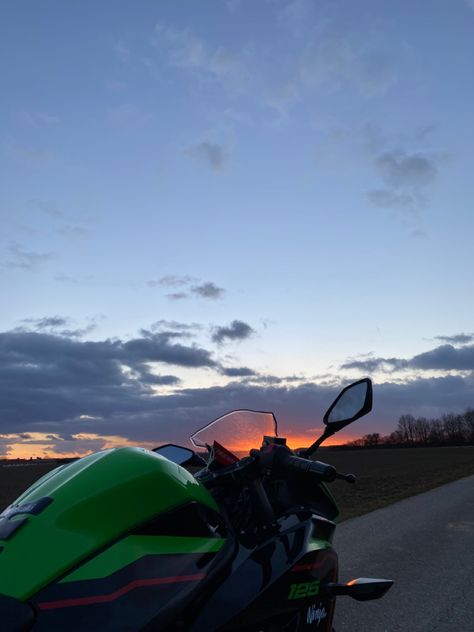 Motorbike Aesthetic, Sunset Motorcycle, Phone Photo Editing, Motorcycle Aesthetic, Night Biking, Biker Love, Bike Pic, Purple Wallpaper Iphone, Sunset Summer