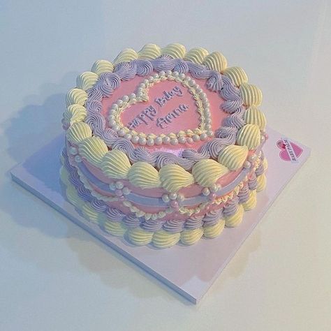 Purple And Pink Vintage Cake, Pink And Purple Cakes Birthday, Purple Heart Cake Aesthetic, Purple Birthday Cake Aesthetic, Birthday Cake Pink And Purple, Cake Designs Purple, Birthday Cake Aesthetic Purple, Cakes Aesthetic Vintage, Purple Cake Designs