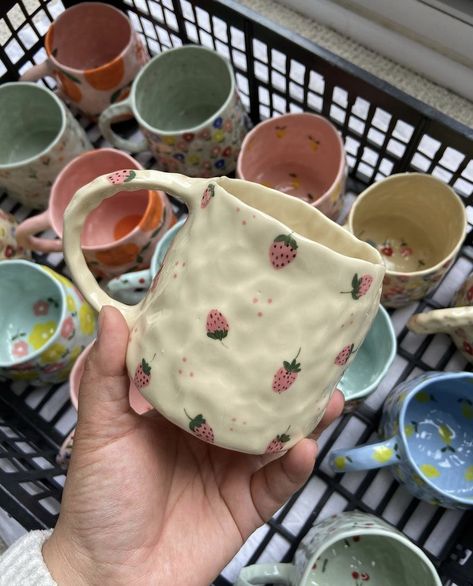 Diy Pottery Painting, Pretty Mugs, Clay Diy Projects, Keramik Design, Handmade Mug, Mug Art, Pottery Crafts, Diy Pottery, Cute Kitchen