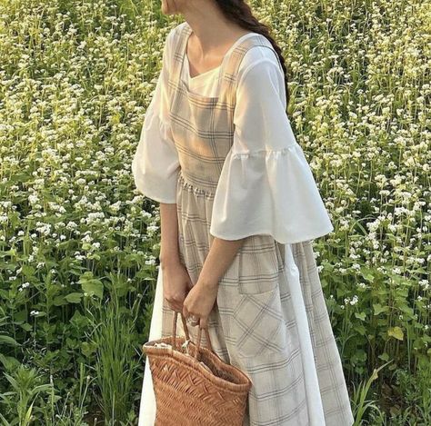 Picnic Outfit Korean, Secret Garden Outfit, Forest Picnic, Scenery Forest, Garden Forest, Modest Girly Outfits, Travel People, Minimalistic Aesthetic, Cottagecore Outfits