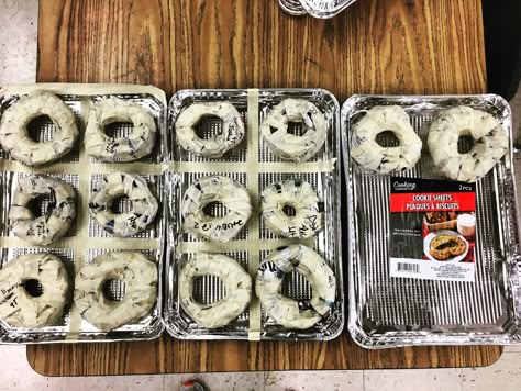 4th grade Paper Maché Donuts – Wow Art Project Wayne Thiebaud Cakes, Donut Craft, Intermediate Art, Donut Drawing, Donut Art, Paper Mache Projects, Making Paper Mache, Sculpture Lessons, Steam Projects