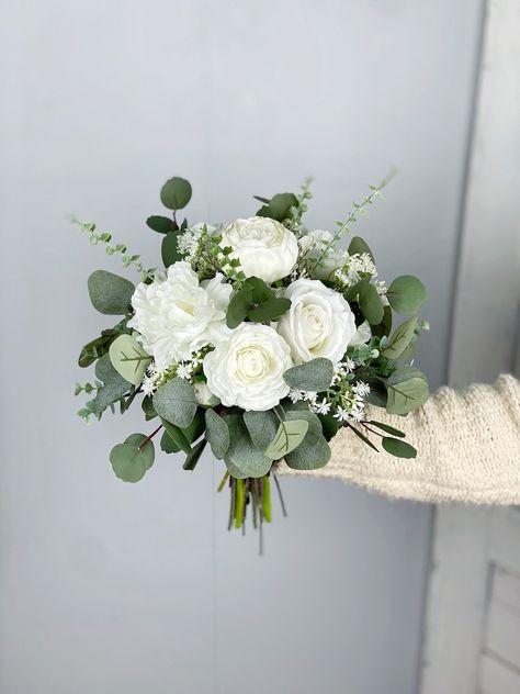 White Wedding Bouquets With Eucalyptus, White Wedding Flowers Centerpieces, White Flower Centerpieces, September Wedding Flowers, Elegant Wedding Bouquets, Madison Wedding, Hand Bouquet, Wedding Arch Flowers, Wedding Arbour