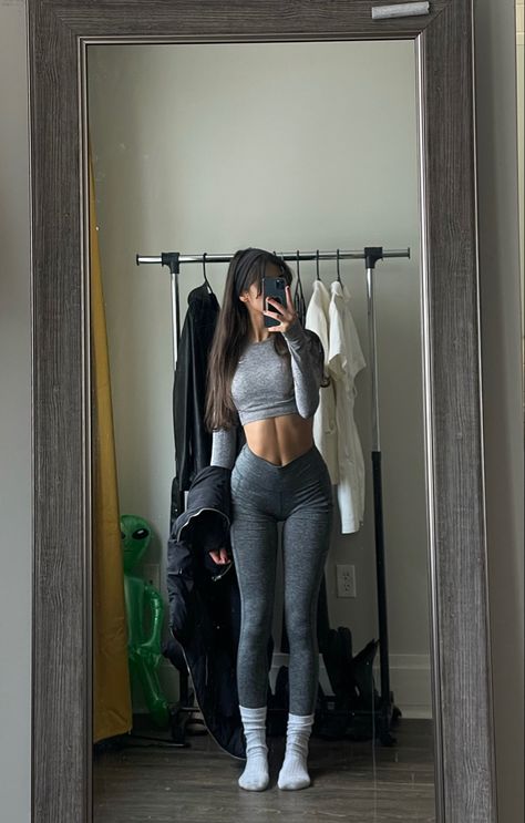 study outfit. #leggings #ootd #fashion #inspiration #fashioninspiration #outfitideas #outfitstyle #athleisure #gymshark #lululemon #aerie #pilates #bellahadid Pilates Outfit Style, Pilates Aesthetic Outfits, Gray Gym Outfit, Aerie Outfit, Flares Outfit, Grey Leggings Outfit, Study Outfit, Spandex Outfits, Grey Pants Outfit