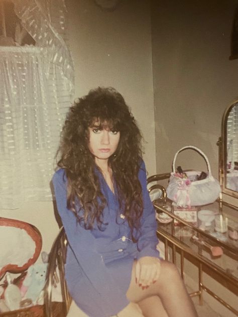 80s Mom Hairstyles, Oldie Hairstyles, 80s Perm Hair, 80’s Curly Hair, 80s Hair Curly, 80s Faceclaims, 80s Mom Aesthetic, 1980s Fashion Aesthetic, 80s Teen Aesthetic