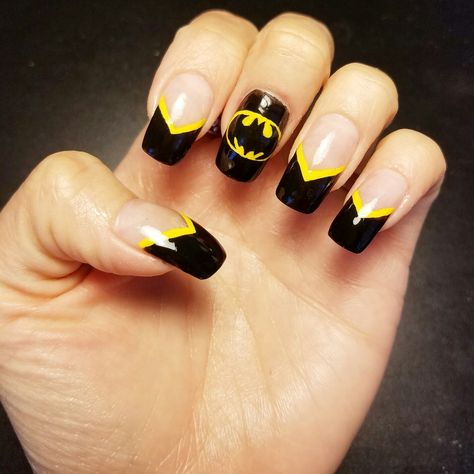 Batman nails by Elsa Manriquez Batman Stencil, Coke Nails, Batman Nail Art, Superhero Nails, Batman Nails, Marvel Nails, Batman Design, Batman Wedding, Yellow Nail Art