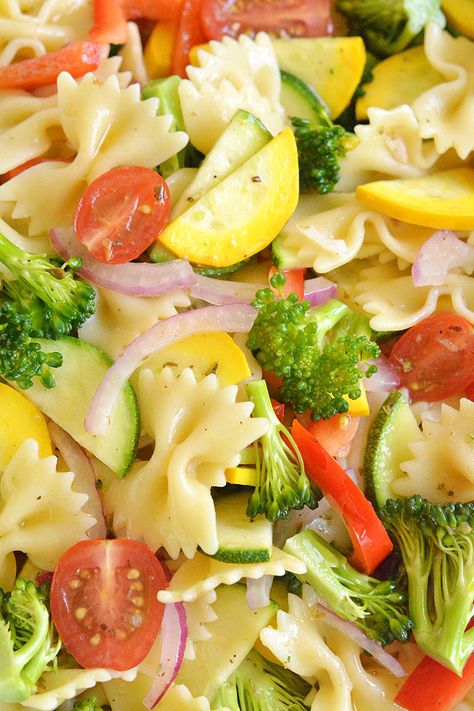 Vegetable Pasta Salad, Holiday Salad, Summer Pasta Salad Recipes, Vegetable Pasta Salads, Easy Pasta Salad Recipe, Colours Of The Rainbow, Pasta Carbonara, Salad Pasta, Garden Vegetable