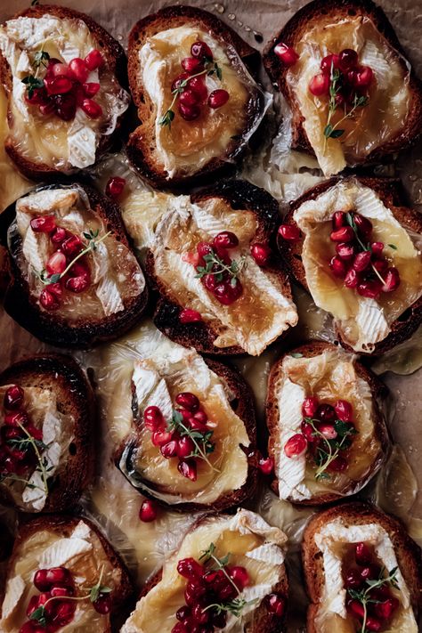 Pomegranate Brie Crostini Appetizer Christmas Appetizers Pomegranate, Christmas Goat Cheese Appetizer, Winter Crostini Appetizers, Brie Pomegranate Appetizers, Appetizer With Pomegranate Seeds, Brie Party Appetizers, Party Spreads Appetizers, Gourmet Holiday Recipes, Christmas Dinner Ideas Healthy