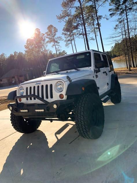 White And Black Jeep Wrangler, Jeep Wrangler White And Black, White Jeep Wrangler 2023, White Keep Wrangler Aesthetic, White Keep Wrangler, Lifted White Jeep, White Jeep Wrangler Aesthetic, White Jeep Aesthetic, Cool Jeeps Wrangler