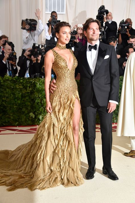 Ballroom Blitz, Dress Red Carpet, Met Gala Outfits, Prom Inspiration, Gala Fashion, Shrug For Dresses, Met Gala Red Carpet, Bradley Cooper, Irina Shayk