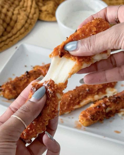 These Nashville hot mozzarella sticks will kick your snacking game up a notch! Crispy on the outside, gooey on the inside, and packing an incredible 22g of protein per stick – they’re not your average mozzarella sticks. If you’re a fan of bold flavors and melty cheese, this one’s for you Greek Yogurt Ranch, Flour Container, Refined Sugar Free Recipes, Protein Chips, Nashville Hot, Nonfat Greek Yogurt, String Cheese, Melty Cheese, Sugar Free Syrup