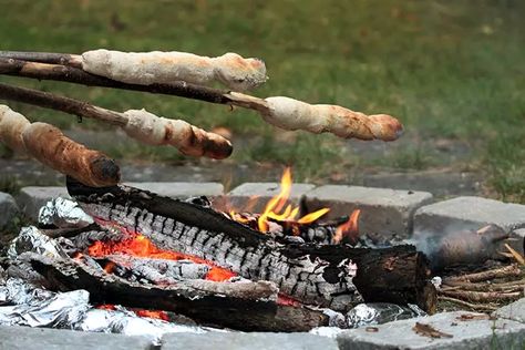 Camping is a great way to teach your children basic life skills, such as cooking with minimal resources. To make the trip to the wilderness worthwhile, MomJunction has compiled a list of camping recipes for kids Campfire Bread Recipe, Bannock Bread, Camping Meals For Kids, Bread Twists, Camping Dinners, Cooking Bread, Easy Camping Meals, Easy Camping, Easy Bread