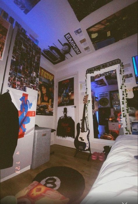 Street Room Style, Mens Room Decor Ideas, Guitars In Bedroom, Room Ideas Streetwear, Street Signs In Room, Skater Style Room, Hiphop Bedroom, Rockstar Girlfriend Room Aesthetic, Wall Decorations For Bedroom