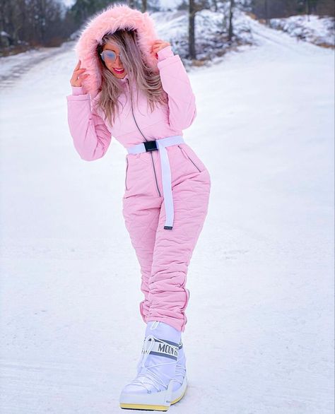 Pink Snow Outfits For Women, White Snow Suit, Pink Ski Outfits For Women, What To Wear On A Ski Trip, Pink Skiing Outfit, Ski Outfits For Women Black, Women Snow Outfits, Cozy Warm Outfits, Skiing Outfit For Women