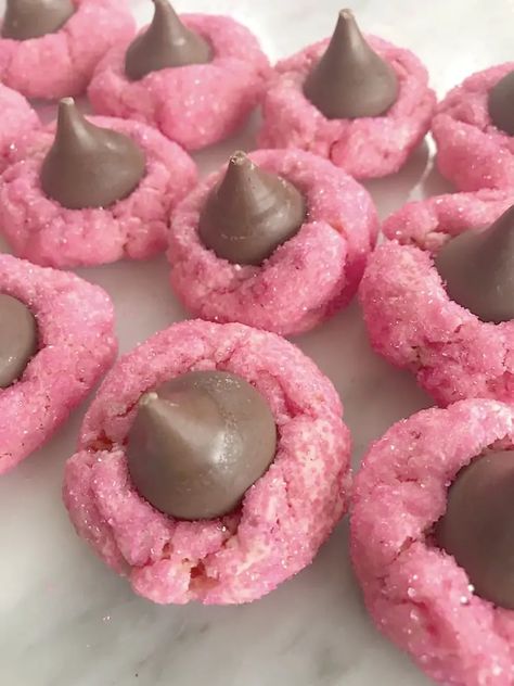 Strawberry Thumbprint Cookies, Strawberry Cake Mix Recipes, Strawberry Cake Mix Cookies, Cake Mix Cookie, Peanut Butter Kiss, Delicious Strawberry Cake, Peanut Butter Kiss Cookies, Strawberry Cake Easy, Sweet Whipped Cream