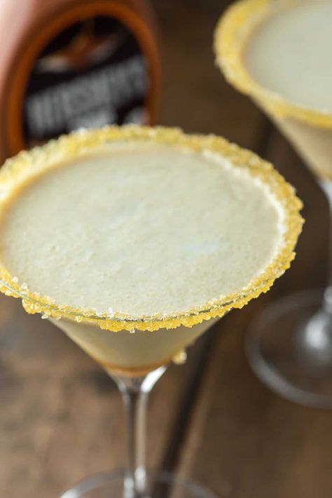 With Baileys, vodka, heavy cream and caramel syrup, this salted caramel martini is a great combination of sweet and salty. #saltedcaramelmartini #dessertmartini #martini | chiselandfork.com Salted Caramel Drinks, Salted Caramel Martini, Caramel Martini, Caramel Drinks, Martini Ingredients, Caramel Vodka, Creamy Cocktails, Desserts In A Glass, Homemade Apple Cider