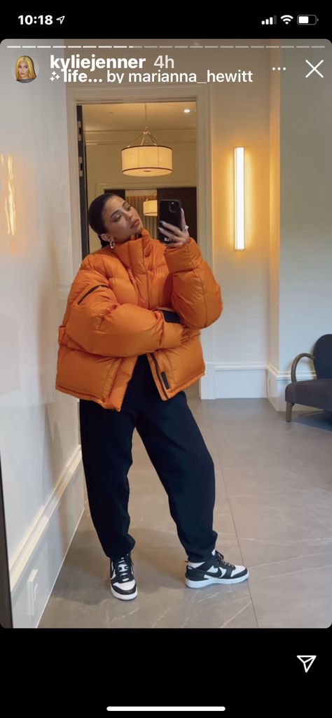 Orange Puffer Jacket Outfit, Closet Manifestation, Puff Jacket Outfit, Orange Puffer Jacket, Puffer Outfit, Winter Jacket Outfits, Looks Kylie Jenner, Puffer Jacket Outfit, Kylie Jenner Outfits