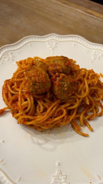 Spaghetti And Meatball Recipes, Leftover Meatballs, Meatball Dinner, Spaghetti Meatballs, Glazed Pork Chops, Easy Spaghetti, Crockpot Dinners, Tasty Meatballs, Spaghetti Recipe