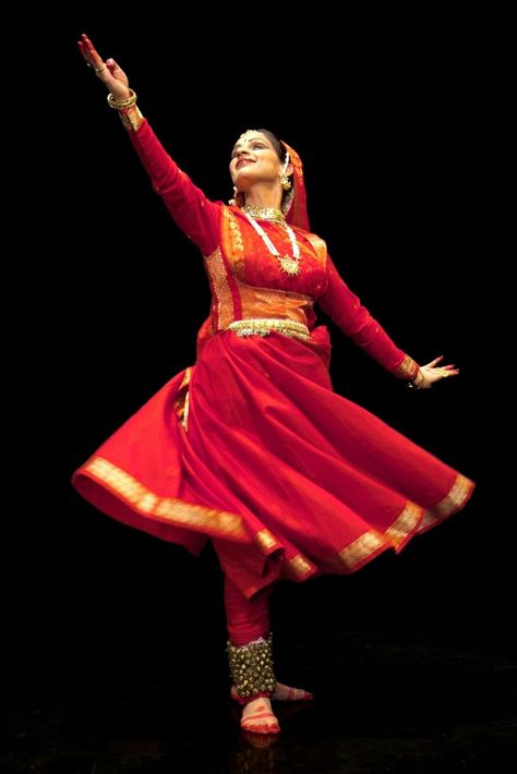 Indian Arts Heritage: Kathak in Banaras - Living With Lili Kathak Costume, Indian Classical Dancer, Kathak Dance, Dance Of India, Indian Classical Music, Dancer Wear, Indian Classical Dance, Dress Name, Dance Hairstyles