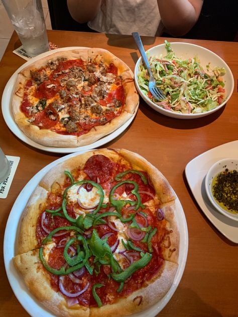 pizza, california pizza kitchen, bestie date Bestie Date, Pizza Aesthetic, California Pizza Kitchen, Pizza Style, California Pizza, Pizza Kitchen, Kitchen Aesthetic, Food Cravings, Vegetable Pizza