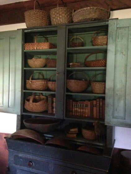 Avery Hill Farm:Love the basket display. Basket Collection Display, Country Cottage Living Room Decor, Victorian Scenery, Primitive Baskets, Basket Display, Antique Baskets, Baskets Decor, Love Baskets, Painted Baskets