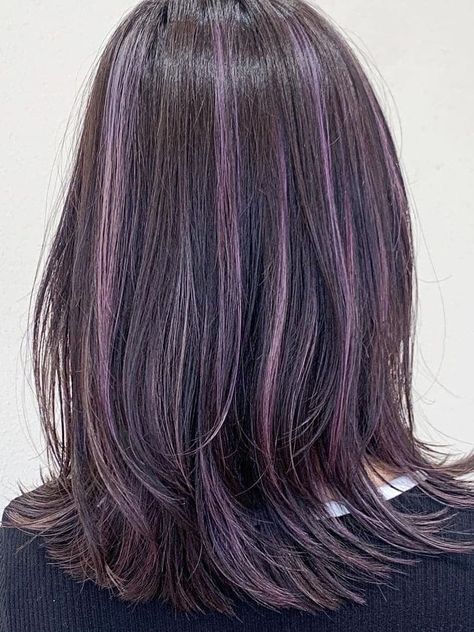 Black Hair Highlights Ideas, Black Hair Purple Highlights, Black Hair Highlights, Purple Highlights Brown Hair, Hair Highlights Ideas, Purple Hair Streaks, Purple Brown Hair, Purple Hair Highlights, Ideas For Black Hair