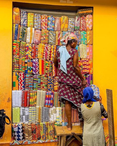 Africa | Lifestyle | People on Instagram: “Makola market 📷 @ishoot.ghana . . . #ghana #kente #africa #market #foryou #beautiful #ghana #market” Ghana Market, Ghana Culture, Ghana Travel, Kente Fabric, Instagram Theme Feed, African Market, Colors And Patterns, Textiles Techniques, African Textiles