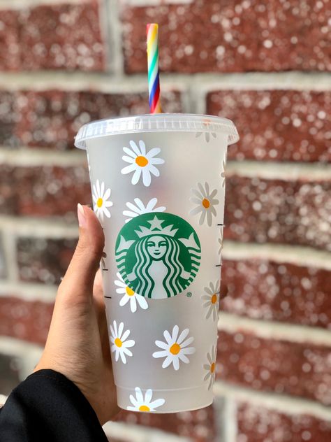 Starbucks Birthday, Starbucks Cup Art, Daisy Daisy, Custom Starbucks Cup, Projets Cricut, Cup Ideas, Cup Art, Cup Tumbler, Glitter Cups