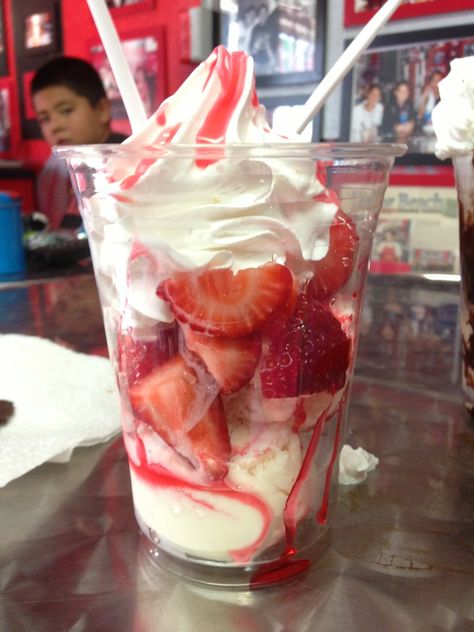 Strawberry sundae Strawberry Sundae, Western Food, Yummy Comfort Food, Healthy Foodie, Food Obsession, Cafe Food, Beautiful Food, Pretty Food, Food Cravings