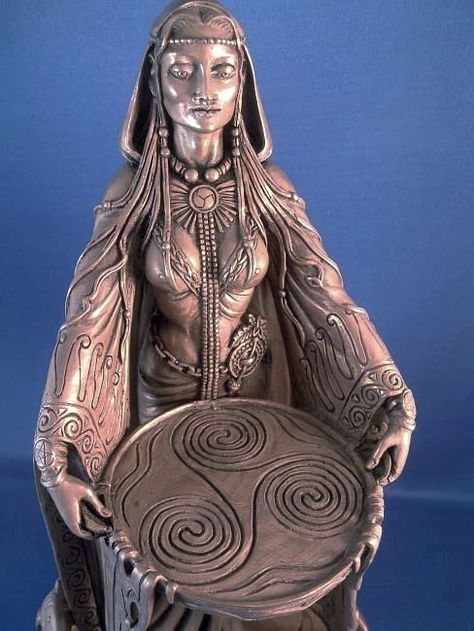 Na mitologia celta, Danu tinha uma grande variedade de responsabilidades… Irish Goddess, Celtic Myth, Irish Mythology, Celtic Gods, Ancient Celts, Celtic Goddess, Celtic Woman, Celtic Culture, Earth Goddess