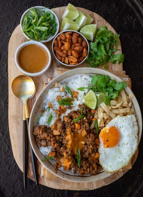 Thai Red Curry Ground Beef with Peanut Sauce Low Calorie Peanut Sauce, Thai Ground Beef, Curry Ground Beef, Curry Pizza, Crunchy Toppings, Low Carb Potatoes, Red Curry Sauce, Homemade Breakfast Sausage, Mexican Shredded Chicken