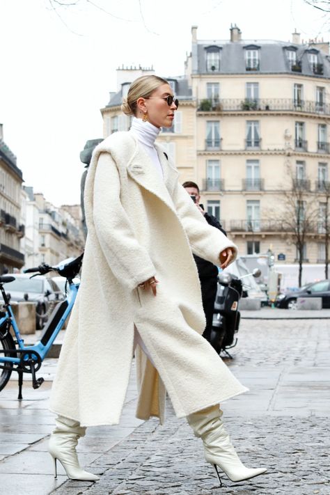 White Coat Outfit, Hailey Bieber Street Style, Versace Coat, White Trench Coat, Winter Coat Outfits, Monochromatic Fashion, Trench Coat Outfit, Statement Coat, Coat Outfit