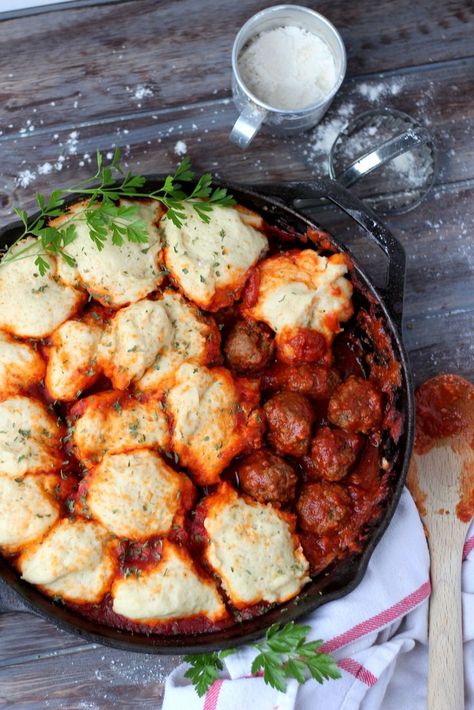 Sheet Pan Dinners Healthy, Wooden Skillet, Meatball Dishes, Fish Burger, Dinners Healthy, Healthy Beef Recipes, Healthy Beef, Meatballs Easy, Homemade Tomato Sauce