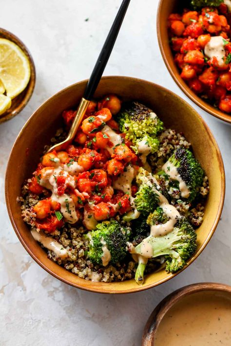 Chickpea And Broccoli, Chickpea Broccoli, Broccoli Bowls, Dishing Out Health, Dinner Vegan, Creamy Garlic Sauce, Veggie Bowl, Creamy Garlic, How To Cook Quinoa