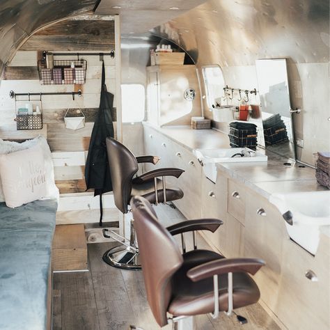 Camper Hair Salon Ideas, Makeup Trailer, Mobile Barbershop, Mobile Hair Salon, Mobile Beauty Salon, Design Intervention, Mobile Barber, Caravan Salon, Mobile Hairdresser