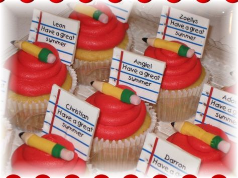 End of the year treats. This is incredibly cute! Kindergarten Graduation Cake, School Cupcakes, Teacher Cakes, Fancy Cupcakes, School Cake, Notebook Pages, Back To School Party, School Treats, Summer Cakes