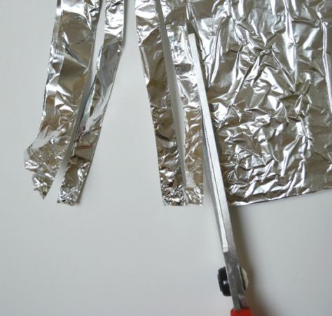 Aluminum foil isn't just for food. Here are 12 common problems it solves Scrapbooking Tools, Painted Trays, Sewing Scissors, Tin Foil, Lower Back Pain, Oven Cleaning, How To Remove Rust, Touch Screen Gloves, Drying Clothes