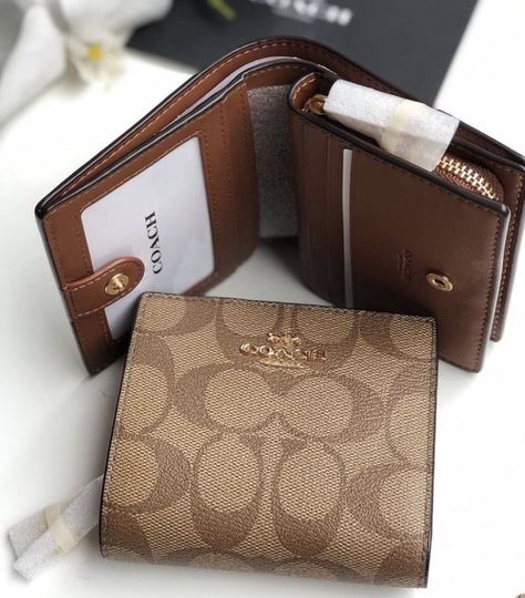 Coach Wallet Aesthetic, Shoulder Bag Outfit, Leather Wallet Design, Purse Essentials, Luxury Bags Collection, Guess Bags, Coach Wallet, Handbag Essentials, Girly Bags