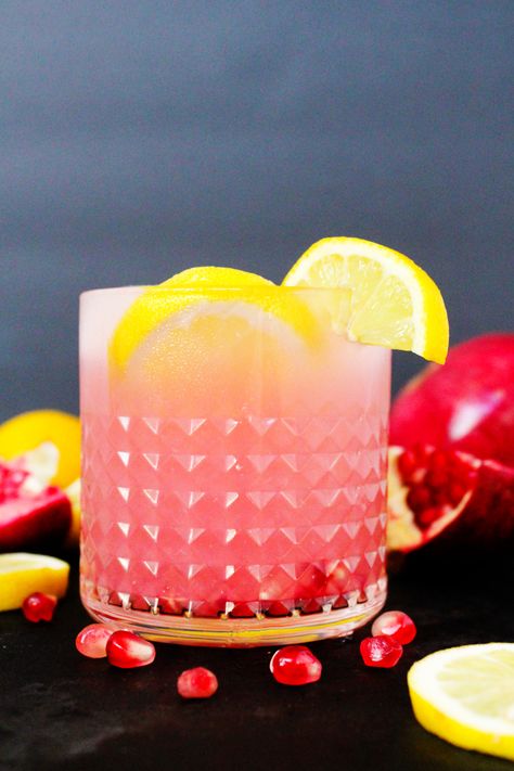 Pomegranate lemonade recipe Aesthetic Beverage, Masala Chai Tea Recipe, Party Drinks For Kids, Pomegranate Lemonade, Healthy Fruit Drinks, Fruit Punch Recipe, Ice Cream Healthy, Cold Drinks Recipes, Homemade Starbucks