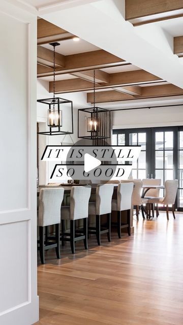 Melissa Manzardo Hryszko on Instagram: "This stunning kitchen and great room epitomize modern elegance and functionality. From the intricate coffered ceiling to the expansive island perfect for entertaining, every detail has been meticulously crafted to create a beautiful, practical, timeless space.  #kitchen #kitchendesign #livingroom #ceilingdesign #dreamhome #housegoals" Tray Ceiling With Beams, Dining Room Tray Ceiling, Modern Coffered Ceiling, Coffered Ceiling Kitchen, Coffered Ceiling Ideas, Beam In Kitchen, Wood Coffered Ceiling, Veranda Estate Homes, Kitchen And Great Room