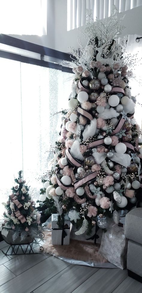 Christmas 2019 theme. Rose gold, white and black. Black Xmas Tree, Pink Christmas Tree Decorations, Dried Citrus, Black Christmas Decorations, Rose Gold Christmas Tree, Citrus Slices, Theme White, Frosted Christmas Tree, Silver Christmas Decorations