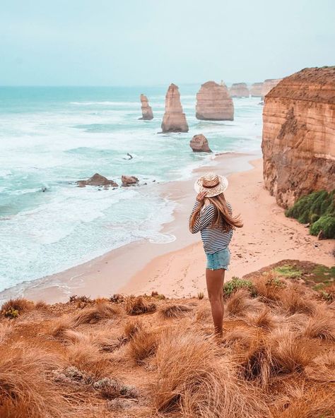 Couple Travel Destinations, Trip Poses, Australia Photoshoot, Couples Travel Photography, Adventure Travel Photography, Girls Trip Destinations, Ocean Road Australia, Great Ocean Road Australia, Travel Photography Nature