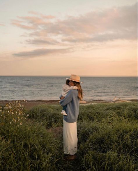 Portret Feminin, Collateral Beauty, Motherhood Photography, Beach Family Photos, Beach Shoot, Family Photo Outfits, Family Beach, Mommy Life, Photo Outfit