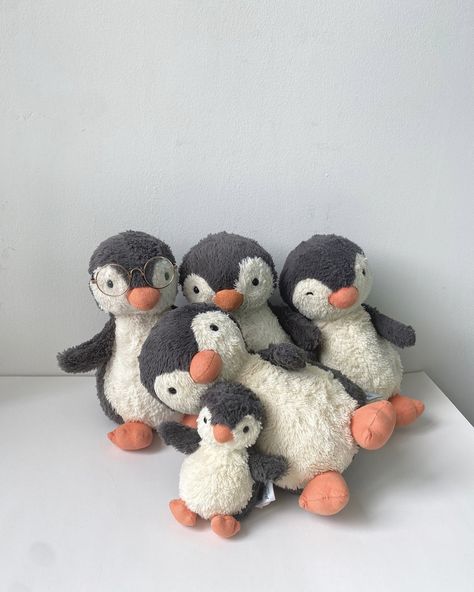 Lany Penguin, Star Pasta, Fluffy Stuffed Animals, Penguin Family, Cute Mobile Wallpapers, Birthday Wishlist, Cute Little Drawings, Cute Plush, Secret Santa