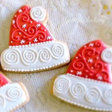 'Santa Hats' Christmas Cookies decorated by Nadia of My Little Bakery. Tutorials on youtube Decorated Christmas Cookies, Hats Christmas, Winter Cookie, Shaped Cookies, Sugar Cookie Designs, Pretty Cookies, Xmas Cookies, Fancy Cookies, Santa Hats