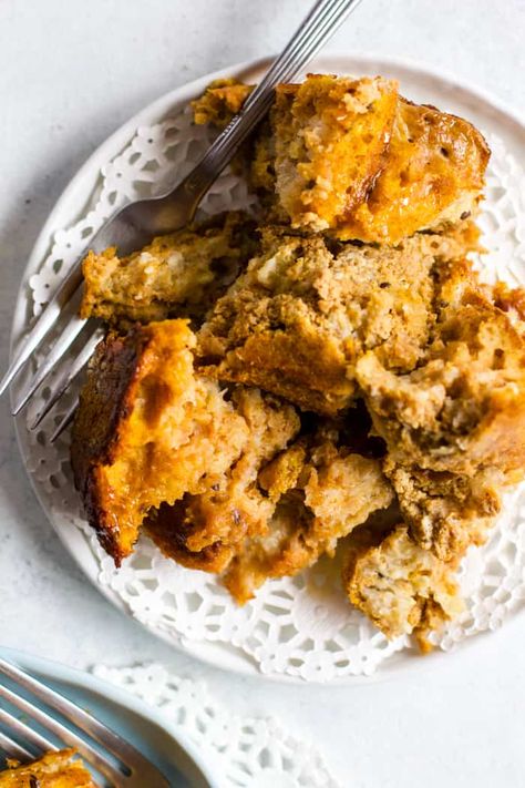 Healthy pumpkin pie French toast bake! This easy, cozy, cinnamon-y French toast bake recipe is the perfect holiday brunch for a crowd. You can assemble it the night before (or not!), pop it in the oven in the morning, and have healthy French toast for all. #pumpkinrecipes #pumpkinspice #holidaybrunch #brunchrecipes #fallrecipes #breakfast Pumpkin Pie French Toast, Brunch For A Crowd, Pumpkin French Toast Bake, Healthy French Toast Recipe, Healthy Pumpkin Pie, Pumpkin French Toast Casserole, French Toast Bake Overnight, Healthy French Toast, French Toast Bake Recipe