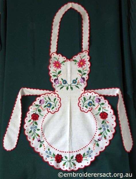 Vintage Apron Pattern, Embroidery Aprons, Unique Aprons, Planner Vintage, Apron Vintage, Apron Sewing Pattern, Hungarian Embroidery, Sewing Aprons, Hand Work Embroidery