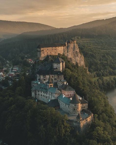 Castles and Palaces on Instagram: "Situated on a high rock above Orava river it is considered one of Slovakia's most beautiful castles. It was built in the Kingdom of Hungary in the 13th century. The castle with its 154 chambers represented Count Orlok's Transylvanian castle in the iconic 1922 silent horror film Nosferatu. Photo by @iamchrisborg ❤️👍🙏🏻 . #oravacastle #oravskyhrad #oravskycastle #оравскийзамок #оравскийград #замокорава #instacastles #instacastle #medievalworld #medievaltimes #m Kingdom Of Hungary, Silent Horror, Medieval World, Apartment Architecture, Beautiful Castles, Horror Film, The Castle, Slovakia, Architecture Art