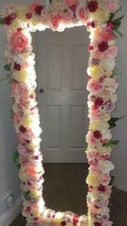 Diy Flower Wall Bedroom, Butterfly Room Decor, Mirror Bedroom Decor, Butterfly Room, Flower Mirror, Beauty Room Decor, Cute Diy Room Decor, Salon Interior Design, Cute Bedroom Decor