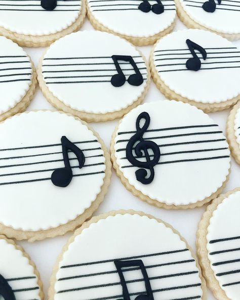 Music Note Party Decorations, Music Note Cupcakes, Music Cupcakes, Music Themed Jewelry, Royal Icing Cookies Recipe, Music Themed Cakes, School Cupcakes, Piano Cakes, 70th Birthday Decorations