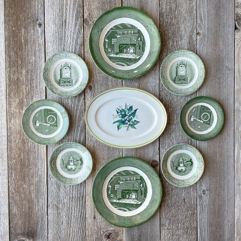 Plates On Walls, Plate Wall Display, Christmas Dinner Plates, Cottagecore Room Decor, Kitchen Wall Hangings, Kitchen Plate, Green Plates, Plate Wall Decor, Island Decor